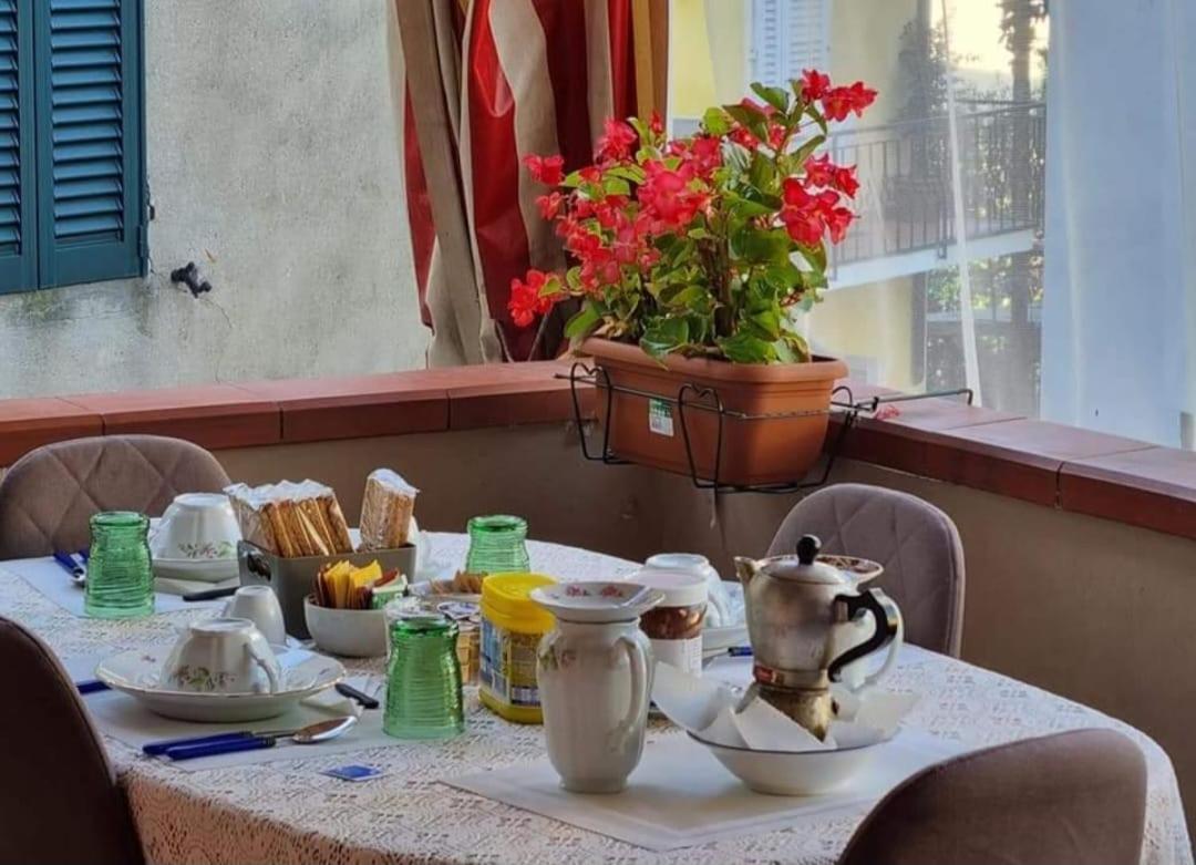 A Collodi Io & Mamma100 M Dal Parco Di Pinocchio Bed & Breakfast Exterior photo